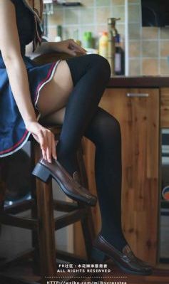 被闺蜜扒了内裤光着屁股打